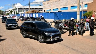 Ein schwer bewaffneter Konvoi brachte Bolsonaro zu Weihnachten in die Klinik.