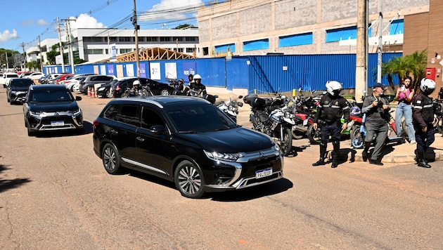 Ein schwer bewaffneter Konvoi brachte Bolsonaro zu Weihnachten in die Klinik.