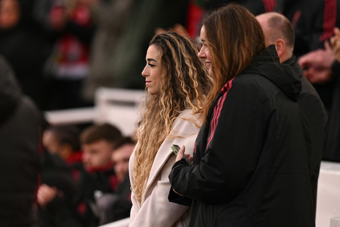 Jota-Witwe Rute Cardoso (links) auf der Tribüne des Liverpools Stadion.