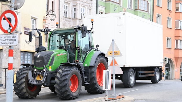 Der Fahrer war in seinem Traktor mitten auf der Straße eingeschlafen. (Symbolbild)