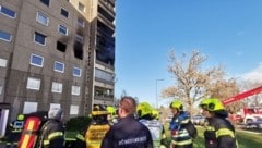 Die Feuerwehr rettete zahlreiche Personen aus dem Gebäude.
