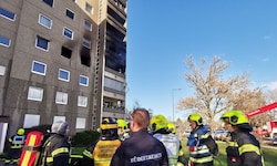 Die Feuerwehr rettete zahlreiche Personen aus dem Gebäude.