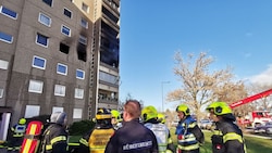 Die Feuerwehr rettete zahlreiche Personen aus dem Gebäude.