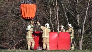 Zahlreiche Feuerwehrleute sind nach wie vor im Einsatz.