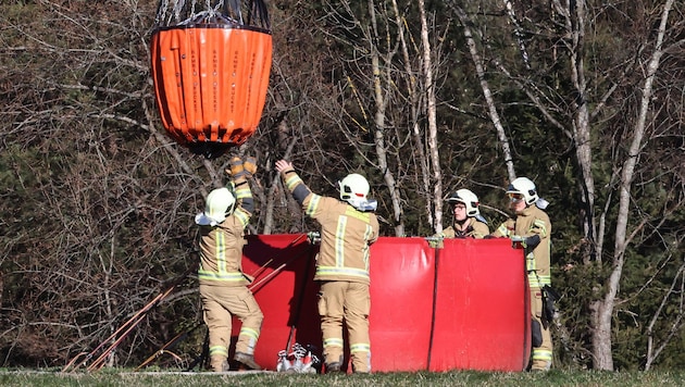 Zahlreiche Feuerwehrleute standen seit Samstagnachmittag im Einsatz.