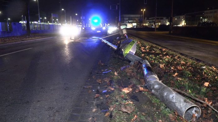 Der Mann hatte mit seinem Pkw mehrere Masten umgemäht.