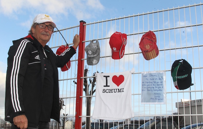 Reiner Ferling am Erinnerungszaun mit Schumi-Devotionalien.