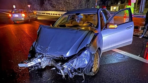 Das Auto wurde schwer beschädigt.