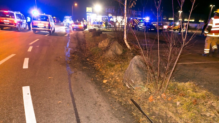 Das Auto kollidierte mit zwei massiven Randsteinen.