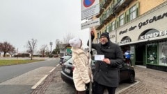 Livio (re.) und Nella zeigen auf den Hinweis, den sie nicht verstanden.