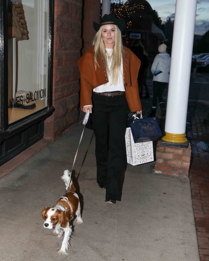 Lindsay Vonn besorgte gemeinsam mit ihrem Hündchen vor Weihnachten noch die letzten Geschenke.