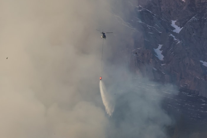 Tagelang bekämpften die Einsatzkräfte den Brand – auch aus der Luft.