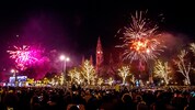 Auch diesmal werden wieder viele Menschen auf dem Rathausplatz feiern.  