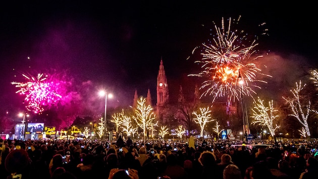 Auch diesmal werden wieder viele Menschen auf dem Rathausplatz feiern.
