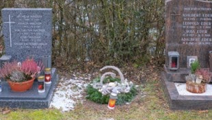 Horst Einöder/Flashpictures Mittlerweile liegt auf dem Grab wieder ein Kranz. Bald soll das Kreuz wieder aufgestellt werden ...