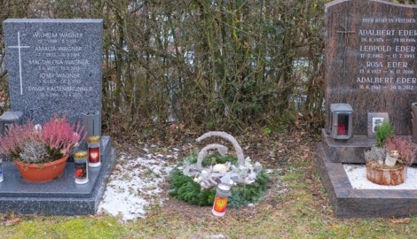 Mittlerweile liegt auf dem Grab wieder ein Kranz. Bald soll das Kreuz wieder aufgestellt werden ...