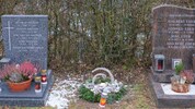 Mittlerweile liegt auf dem Grab wieder ein Kranz. Bald soll das Kreuz wieder aufgestellt werden ...