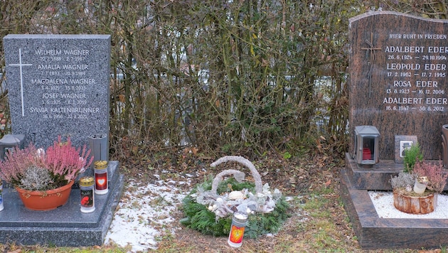 Mittlerweile liegt auf dem Grab wieder ein Kranz. Bald soll das Kreuz wieder aufgestellt werden ...