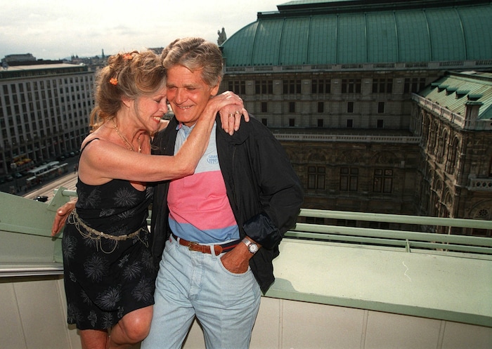 Brigitte Bardot 1998 mit ihrem vierten Ehemann Bernard d’Ormale vor der Wiener Staatsoper. Die ...