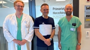 Der glückliche Patient Thomas Heidenreich (Mi.)