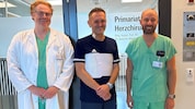 Der glückliche Patient Thomas Heidenreich (Mi.)
