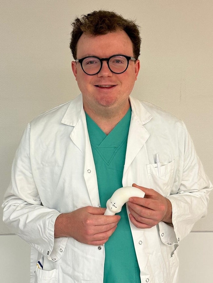 Primar Dominik Wiedemann mit der Aortenprothese.