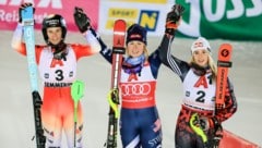 Mikaela Shiffrin (mi.) siegte am Semmering, vor der Schweizerin Camille Rast (li.) und der für ...