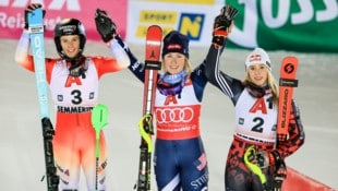 Mikaela Shiffrin (mi.) siegte am Semmering, vor der Schweizerin Camille Rast (li.) und der für ...