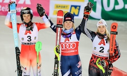 Mikaela Shiffrin (mi.) siegte am Semmering, vor der Schweizerin Camille Rast (li.) und der für ...