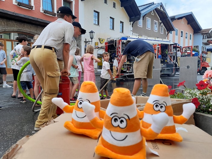 Plüsch-Pylonen beim Gollinger Staufest