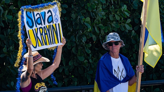 Der Weg zum Trump-Anwesen in Mar-a-Lago war gesäumt von Unterstützern der Ukraine.