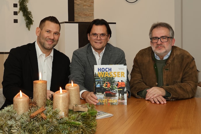 Erinnerungen in Buchform: Dominik Riedmayer, Orstchef Bernhard Heinl (Mi.) und Franz Ganser