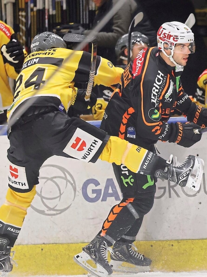Lukas Haudum (re.) schoss mit den 99ers im Hit Pustertal mit 4:1 vom Eis.