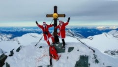 Paul Sodamin und Robert Miller als Weihnachtsmänner verkleidet am Gipfel des Großglockners. 