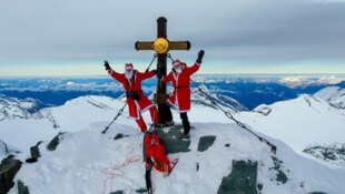 Paul Sodamin und Robert Miller als Weihnachtsmänner verkleidet am Gipfel des Großglockners. 