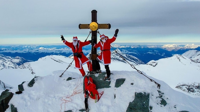 Sodamin und Miller als Weihnachtsmänner verkleidet am Gipfel des Großglockners.