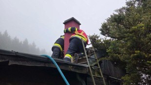 Zehn Mann standen am Sonntag wegen eines Kaminbrandes im Einsatz.