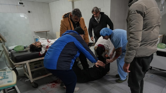 Verletzte Demonstranten werden ärztlich versorgt.