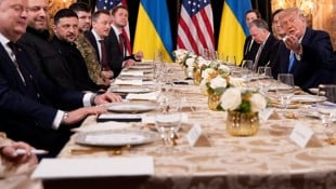 An diesem Tisch wird wohl über die Zukunft der Ukraine entschieden.