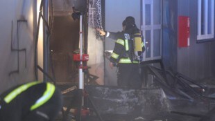 Das Hakenkreuz neben dem Hallentor