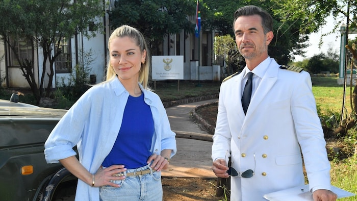Zwischen Ärztin Sophia Berg (Valentina Pahde) und „Traumschiff“-Kapitän Max Parger (Florian ...