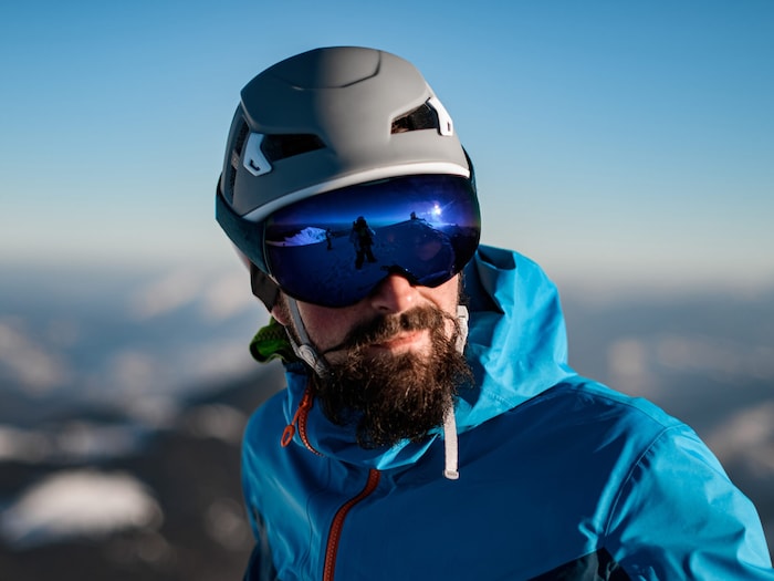 Sicher sehen, besser fahren: Skibrille als unverzichtbarer Begleiter im Schnee.