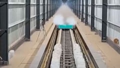 Auf einer 400-Meter-Teststrecke erreichte das magnetisch über den Schienen schwebende ...