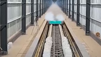 Auf einer 400-Meter-Teststrecke erreichte das magnetisch über den Schienen schwebende ...