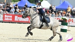 Johanna Falbesoner im leichten Sitz auf ihrem „Lucky Luke“