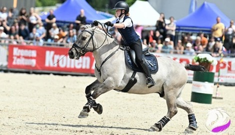 Johanna Falbesoner im leichten Sitz auf ihrem „Lucky Luke“