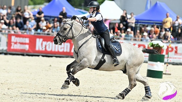 Johanna Falbesoner im leichten Sitz auf ihrem „Lucky Luke“