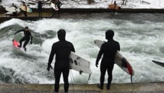 Auf Eigeninitiative bauten die Surfer die versehentlich von der Stadt weggerissene Welle wieder ...