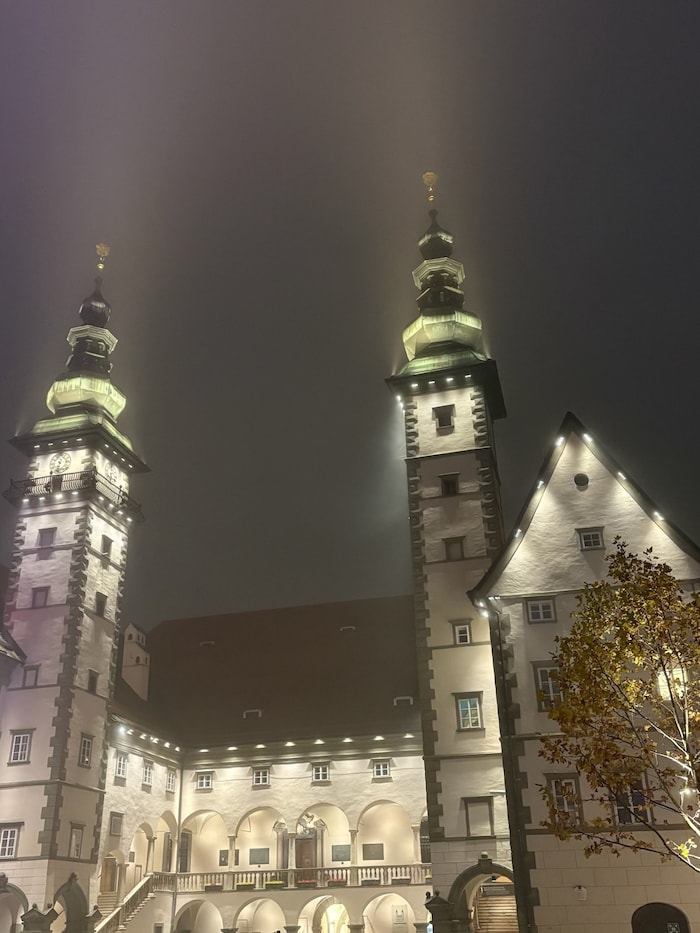 Grau in grau präsentierte sich der Klagenfurter Landhaushof.