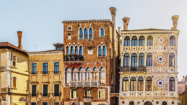 Der historische Nobelpalast (Fassade ganz rechts) Ca‘Dario in Venedig wird wieder verkauft. Das ...